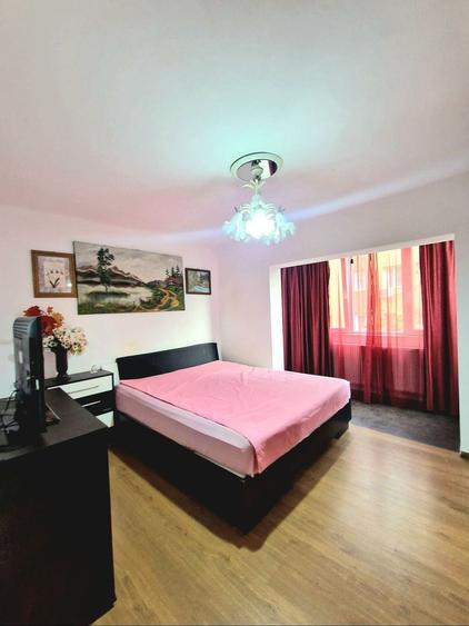 Apartament 3 camere, 2 băi, decomandat, etaj 2