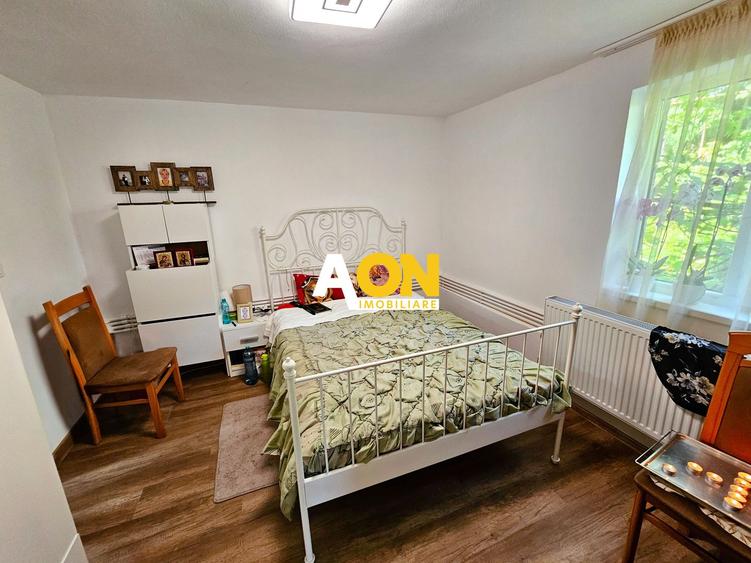 Casa renovata, 2 corpuri de cladire + anexe, 1331 mp teren, Paclisa