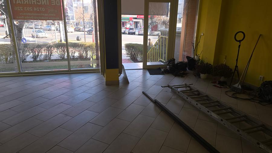 Inchiriez spatiu comercial in Deva, zona ultracentrala, Decebal colt cu Creanga