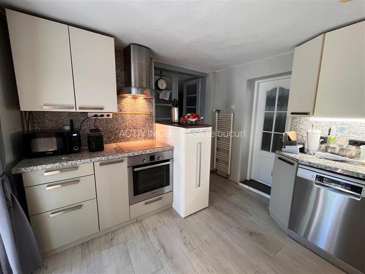 Lugoj,  Vila de Vis Cu Piscina, 440 Mp. Construiti, 820 Mp. Teren - 10