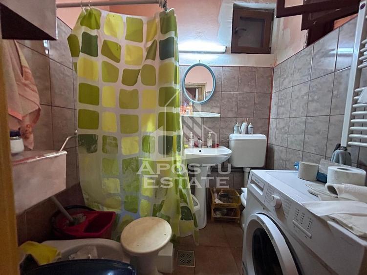 Casa la curte comuna cu doar 5 locatari, in Piata Maria.