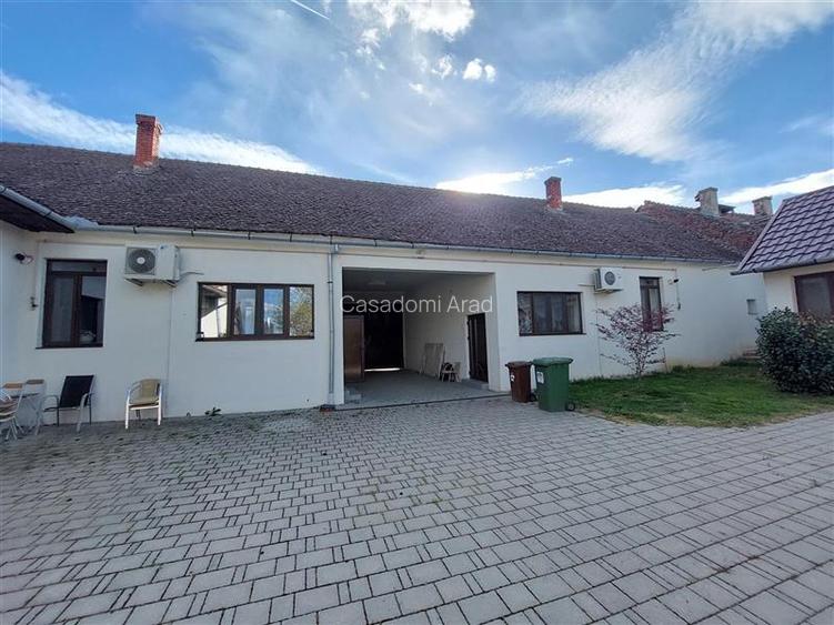 Casa mare, cu teren generos, pentru locuit sau afacere, in Santana - 17