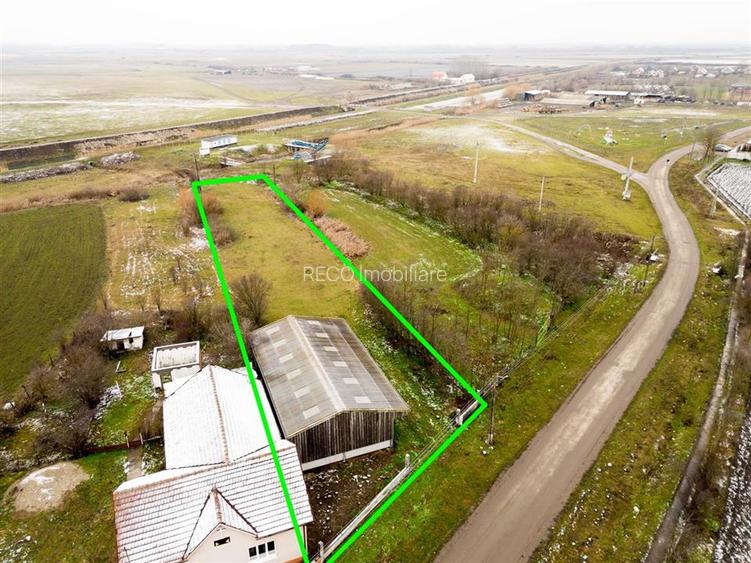 RECO . Teren intravilan cu hala metalica in Roit . - 2