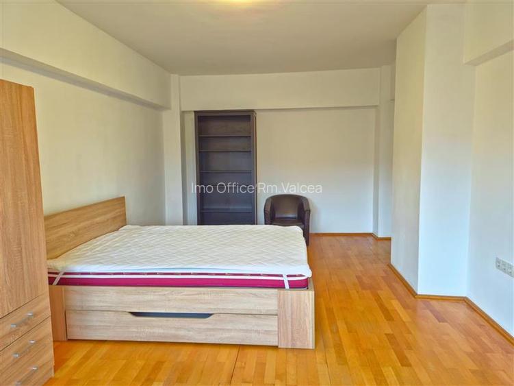 DE INCHIRIAT - 3 CAMERE, CENTRAL, BLOC CU LIFT - 2