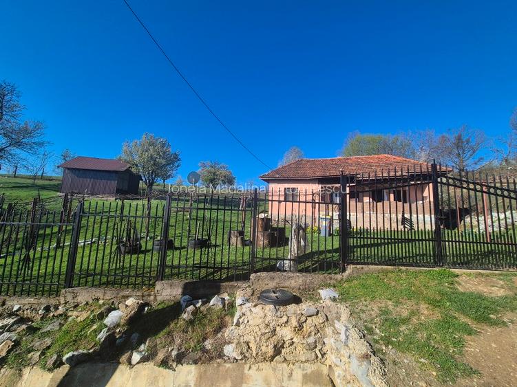 Casa de vanzare intr o zona linistita la 150m de strada principala - 9