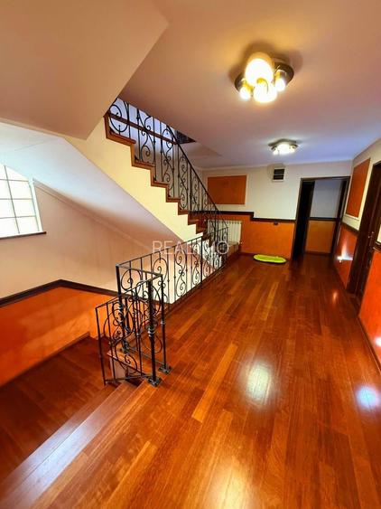 Cauți o casă mare sau spațiu pentru business? Aici le ai pe ambele! - 6
