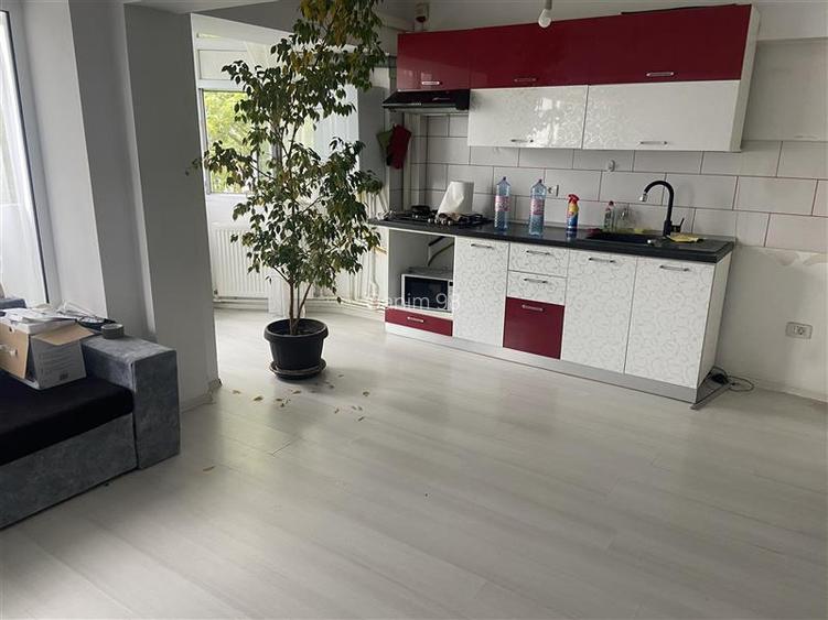 Apartament 3 camere , zona centrala Inspectoratul Scolar,  et 4 4, decomandat , - 3