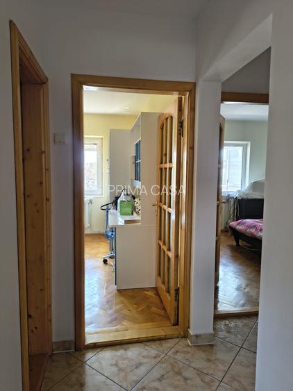 Apartament cu 3 camere Zona centrala Str. Bucegi Liceul de Arte etaj 3 , 2 balc - 3