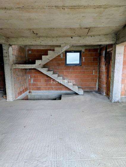 Proprietate de colt 2 intrari din strazi diferite intimitate rara - 9