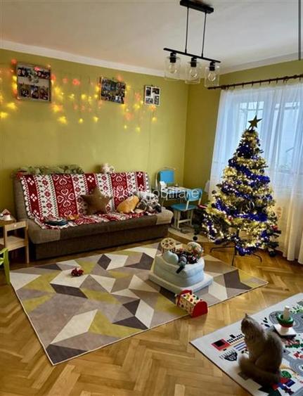 Decomandat cu 2 băi si 2 balcoane la etajul 3 - 13