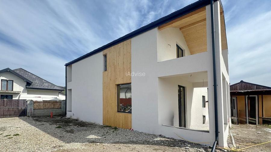 CASA MODERNA SI SPATIOASA IN SANPETRU - 3