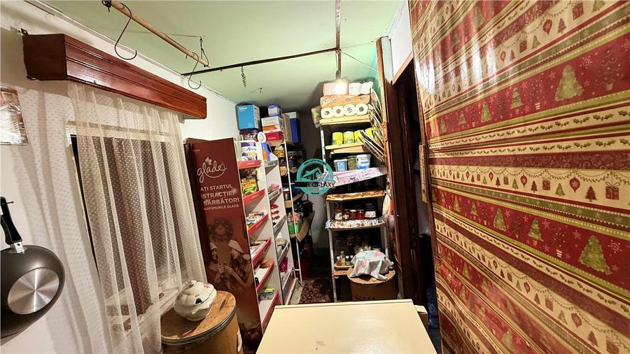 Vand casa cu 5 camere si teren 1040 mp in Toaca