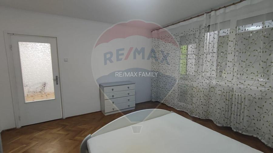De inchiriat apartament 3 camere spatios  etaj 1 Splaiul Crisanei - 2