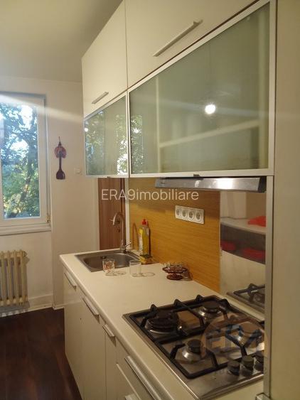 Apartament 4 camere,Bloc reabilitat ,Decebal, Str. Splaiul Crisanei - 10