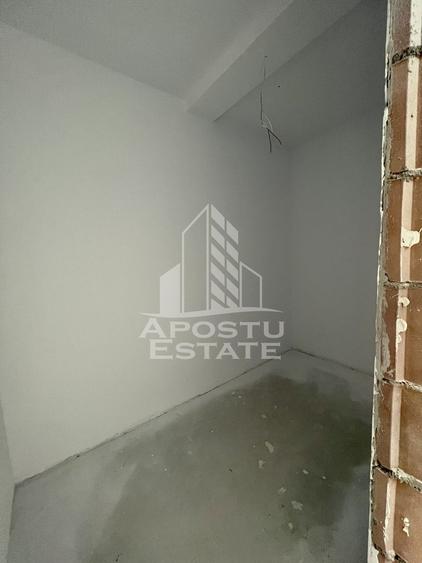 Duplex cu 4 camere, dressing si 3 bai. Toate utilitatile, la asfalt.