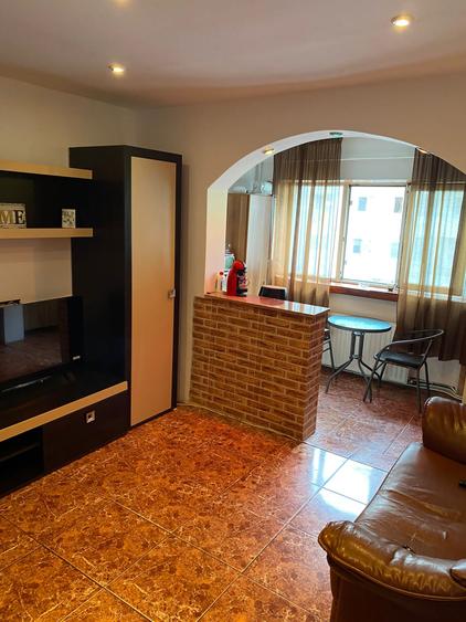 Apartament 2 camere central (Dance Club), decomandat, etajul 4/4, acoperis.
