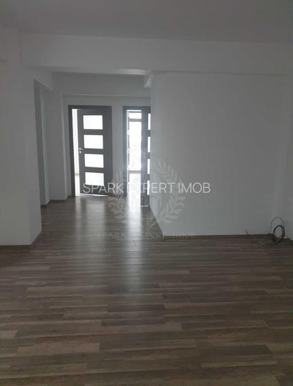 SPATIU BIROURI // ETAJUL 1 // 5 CAMERE - 6