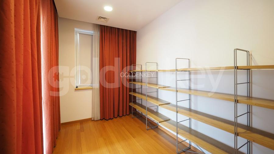 Apartament insorit cu 4 camere si terasa generoasa, 2 garaje - 7