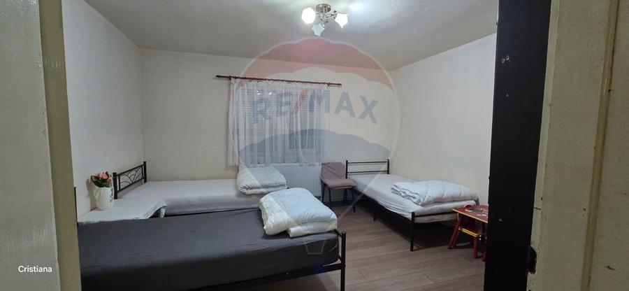 Casă cu anexă, livadă și panouri fotovoltaice