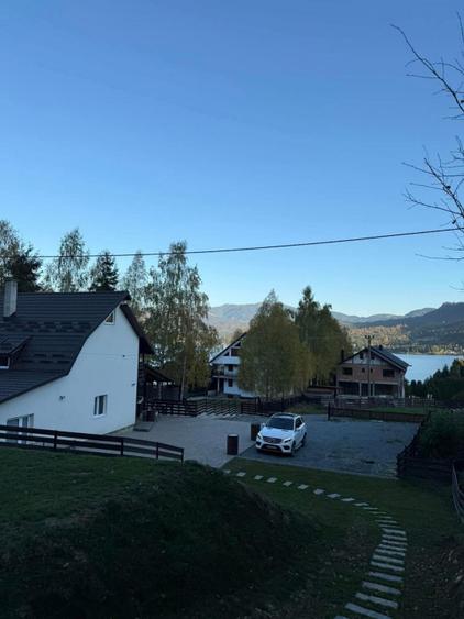 Cabana cu vedere la lac, 8 camere, 200 mp, 1800 mp teren, zona Colibita