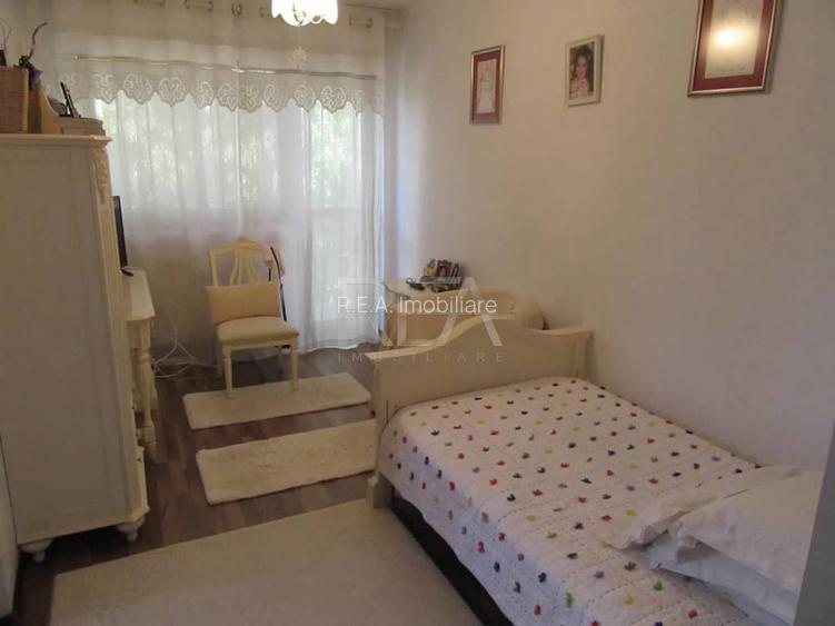 Vilă 5 camere Trapezului, centrală, an 2007, 174 mp - 4