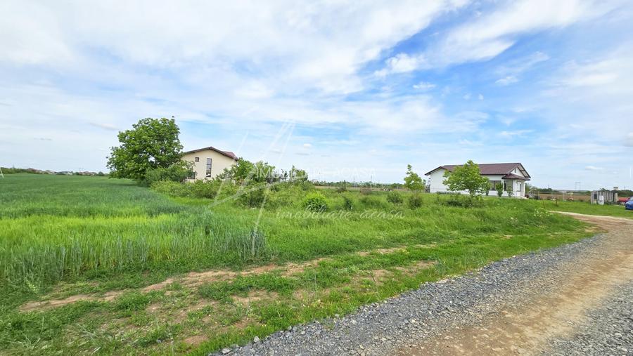 Teren intravilan in zona rezidentiala, la 1 km de A0 si A1 - 9