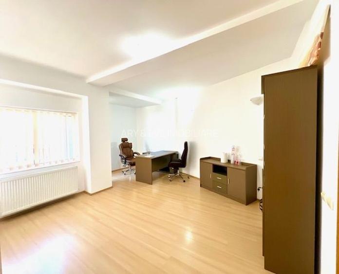 Manifest Modernist în Inima Capitalei: Sediu de Birouri în Vila-Monument - 8