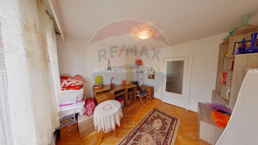 Apartament cu 3 camere de vânzare Str. 1 Mai - 4