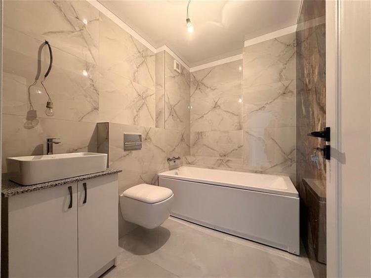 Apartament cu 3 camere, 2 bai Bloc nou Nicolina, et. intermediar