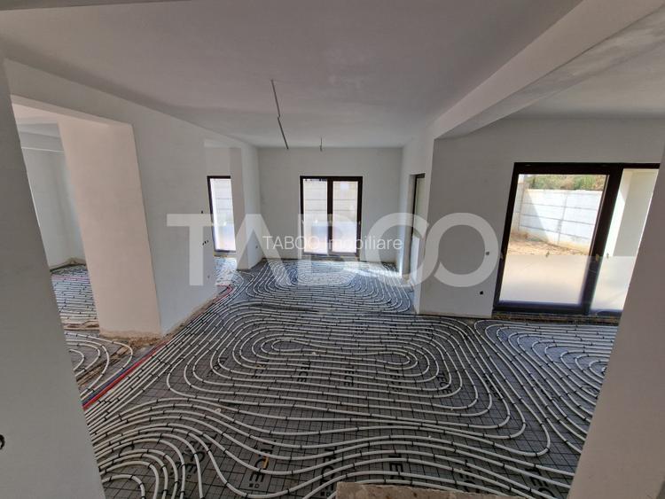 Casa individuala de vanzare cu teren, terasa, garaj si curte Selimbar - 13