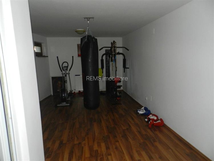 Casa de vanzare, 6 camere, teren 900 mp, Europa - 19