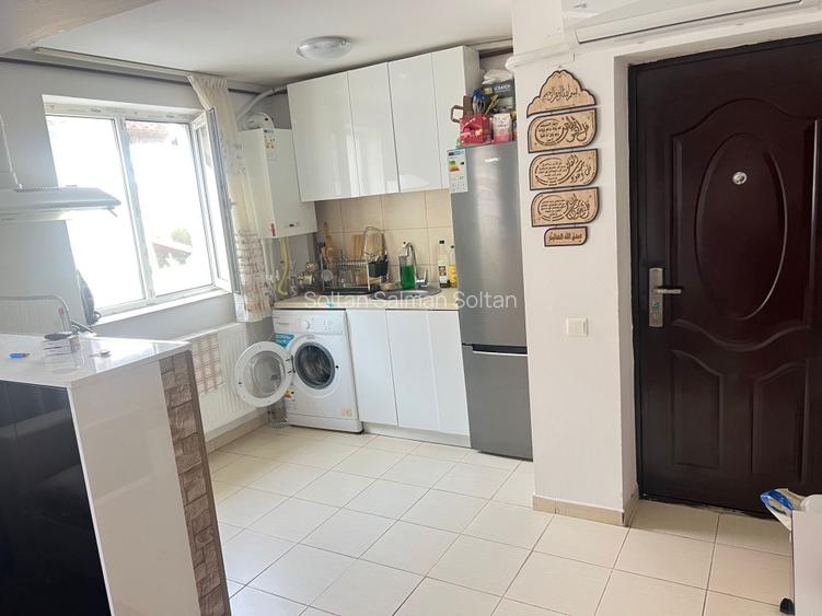 Acest apartament de 2 camere este situat la etajul 1. Este decomandat, oferind o - 7