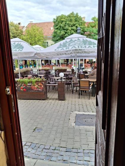 Cladire mixta cu spatii la parter si numeroase incaperi -central - 36