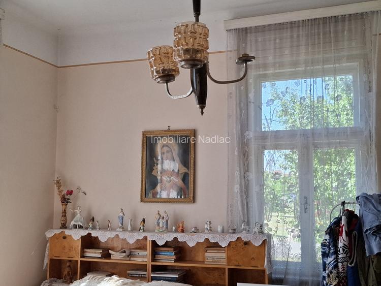 CASA BOIEREASCA pe colt  in Nadlac, Independentei colt cu M. Eminescu - 13