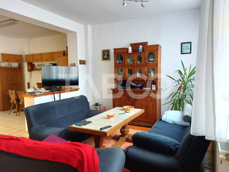 Casa si curte pretabila pentru 2 familii 980 mp teren liber Cisnadie