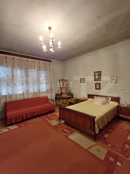 Casa renovabila cu 2 spatii comerciale, 416.6 mp, teren de 781 mp, zona Micro I - 10
