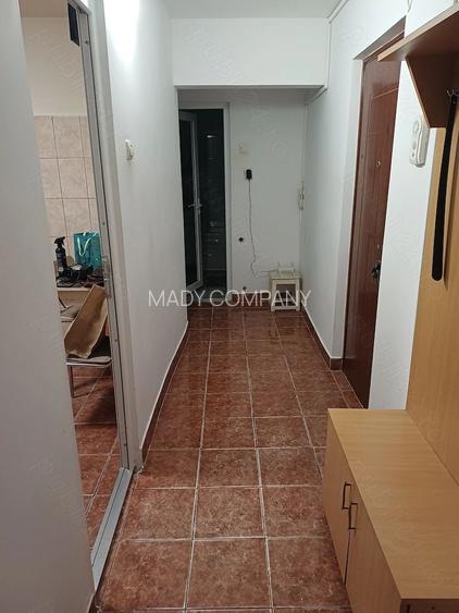Apartamen cu două camere, decomandat, etaj 1 din 4, zona CET Constanța - 3