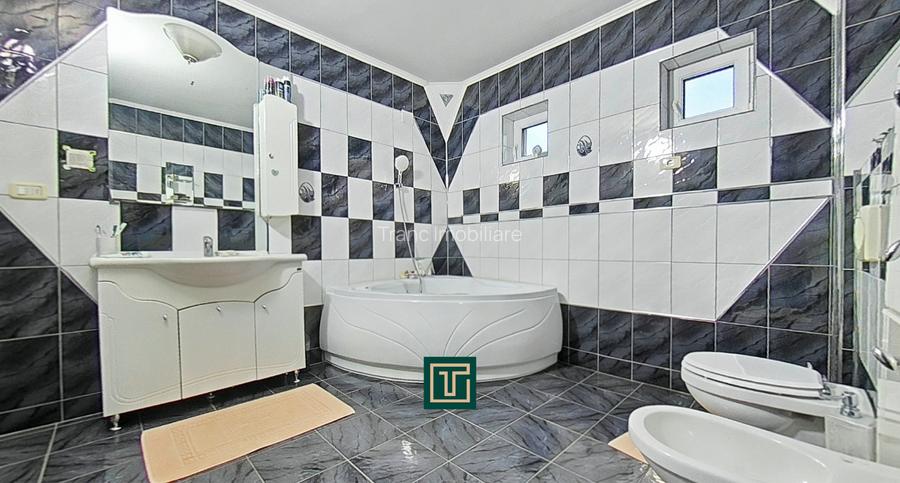 Casă impresionantă cu 15 camere, teren generos, piscină in Fantanele, Arad - 8