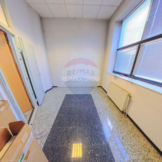 Spațiu 13 mp la etajul 1, str Piata Revolutiei - 2