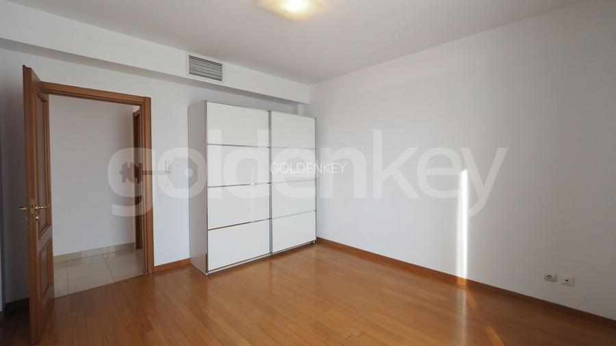 Apartament insorit cu 4 camere si terasa generoasa, 2 garaje - 14