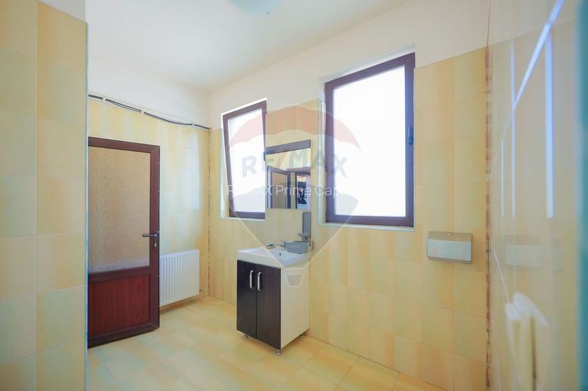 De vânzare pensiune cu restaurant, teren 4.750 mp – Băile 1 Mai - 31