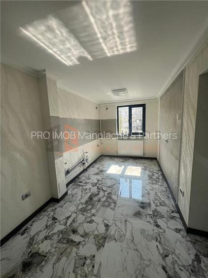 Apartament 3 camere cf 2 semidecomandat zona Grang - 13