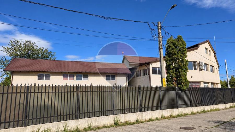 Doua case de vanzare în zona Izvoare