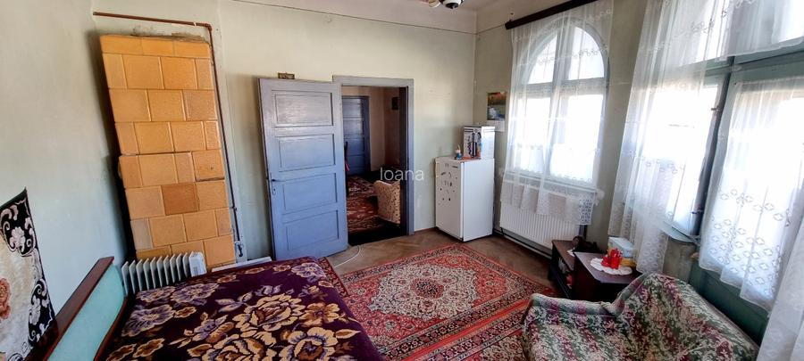 Vilă interbelica cu suflet, curte mare și vedere spre dealuri  - 9