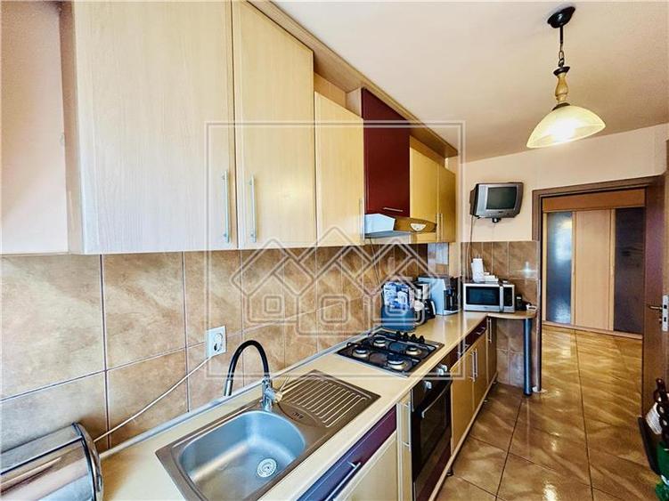 Ap decomandat, cu 3 camere si balcon, etaj 2/4, zona N. Iorga
