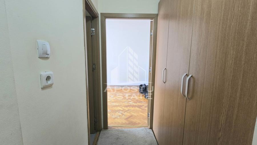 Apartament de vanzare, 3 camere, 2 bai, centrala proprie, Aradului