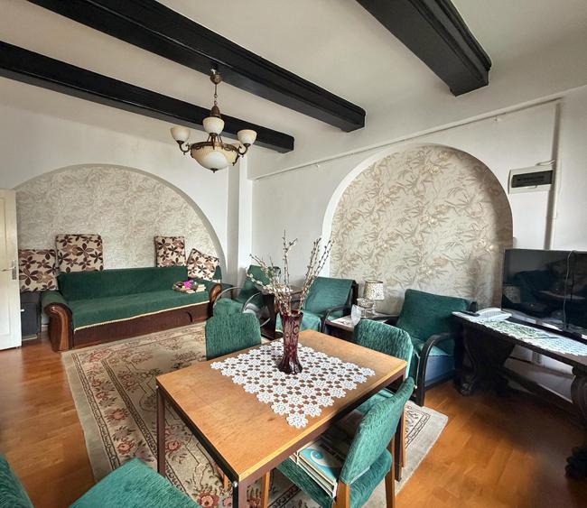 Apartament in vila - Casa interbelica - retrasa de la strada