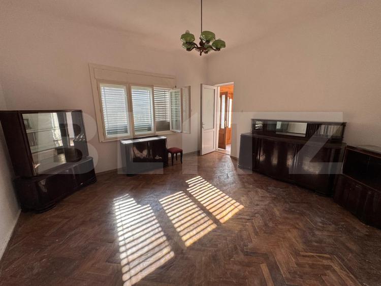 Casă spațioasă cu 6 camere, teren 700 mp, garaj și terasă