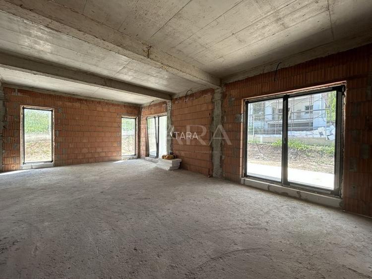 Casă cu arhitectura contemporana, terasă panoramică, zona verde. - 5