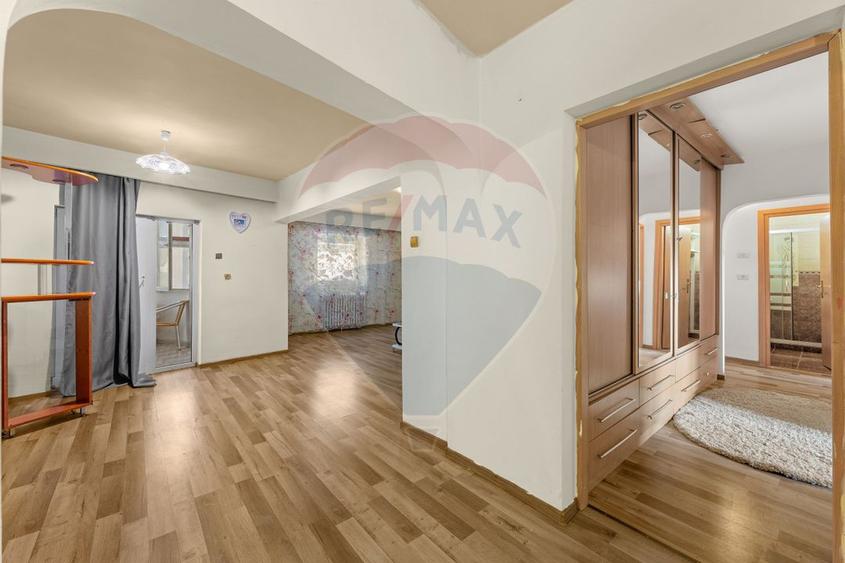 Apartament de vânzare cu 4 camere decomandat - Zona Intim